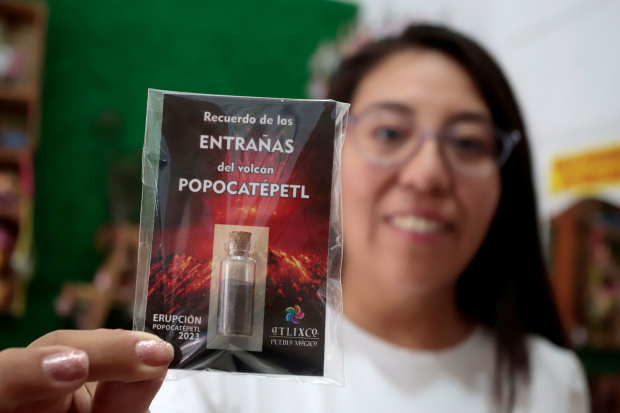 Silvia Juárez, comerciante de Atlixco, elabora recuerdos con la ceniza del volcán Popocatépetl. Los souvenirs son frasquitos de vidrio que contienen 10 gramos de ceniza y varían de coloración y densidad de acuerdo al tipo de exhalación