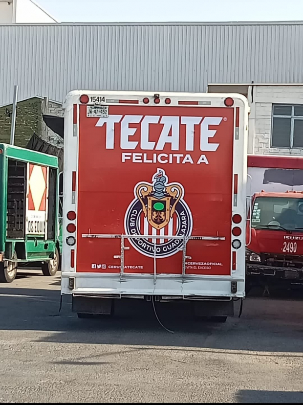 Chivas recibe felicitaciones de Tecate antes de tiempo.