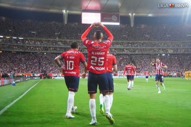 Roberto "Piojo" Alvarado, de Chivas, celebra el gol ante Tigres en la final de vuelta del Clausura 2023 de la Liga MX