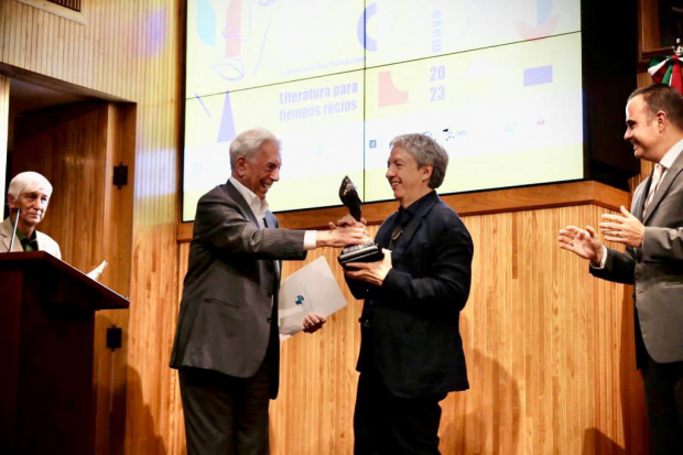 David Toscana recibió el reconocimiento de manos del Nobel de Literatura Mario Vargas Llosa