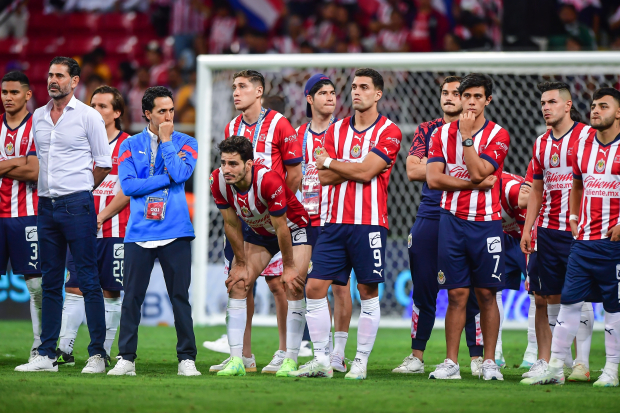 Plantel, cuerpo técnico y directivos de Chivas observan la premiación a Tigres, tras la final del Clausura 2023 de la Liga MX.