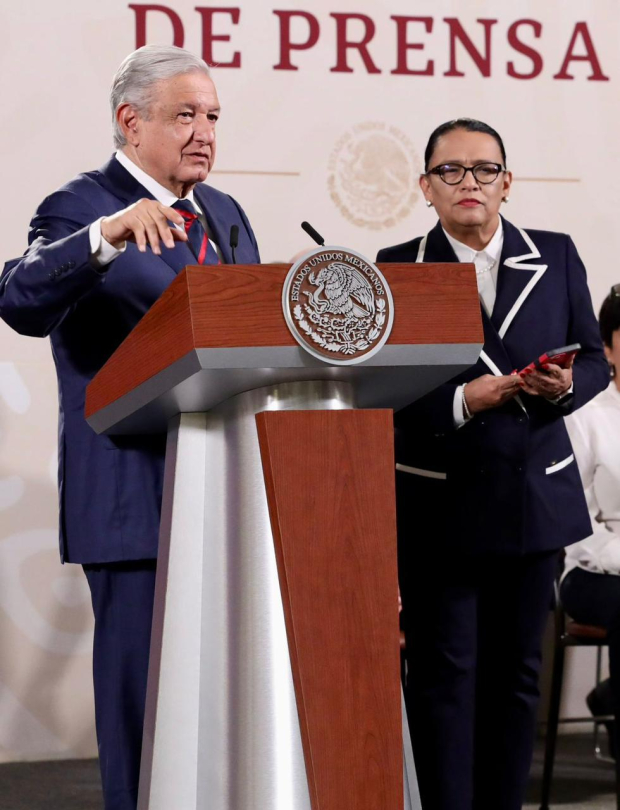 Rosa Icela Rodríguez junto al presidente Andrés Manuel López Obrador.