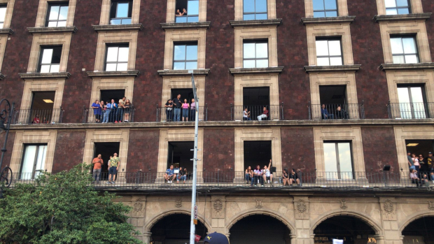 Fans de Los Fabulosos Cadillacs llenan terrazas del Centro Histórico para disfrutar el concierto de esta noche