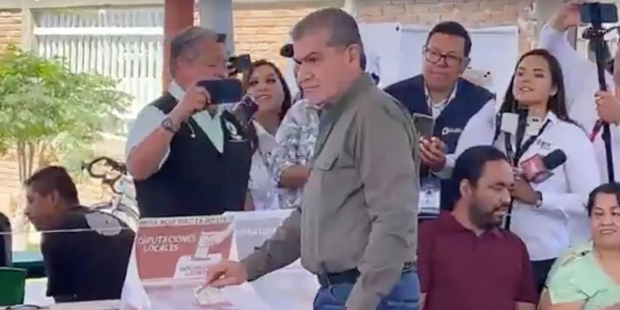 Miguel Riquelme, gobernador de Coahuila, después de emitir su voto.