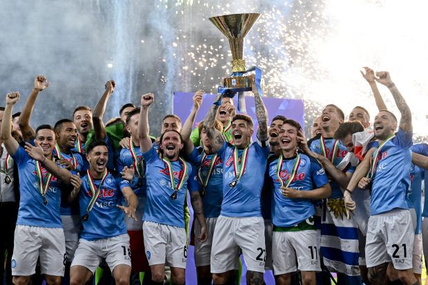 Jugadores del Napoli levantan el título de la Serie A en el Estadio Diego Armando Maradona