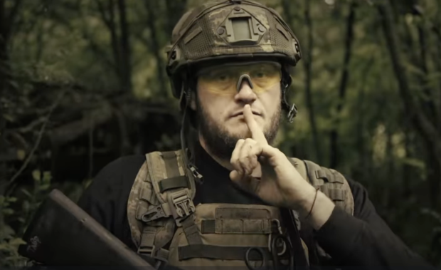 Soldados ucranianos hacen la señal de silencio con la mano en la boca, como amago al invasor, ayer.