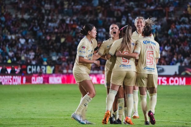 Jugadoras del América Femenil celebran en la final de ida de la Liga MX Femenil ante Pachuca