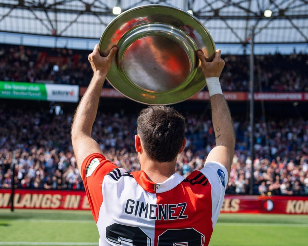 El delantero mexicano Santiago Giménez celebra el título de la Eredivisie de Países Bajos con el Feyenoord