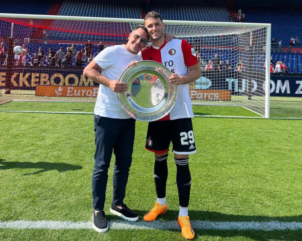 Santiago Giménez celebra con su papá, el Chaco Giménez, el título de Países Bajos