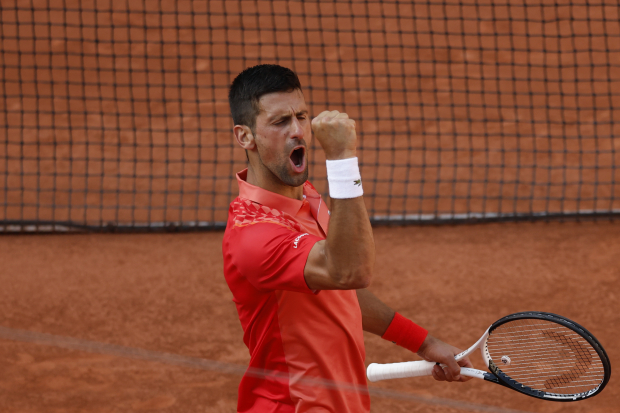 El serbio Novak Djokovic celebra tras ganar el duelo de cuartos de final en el Abierto de Francia frente al ruso Karen Khachanov el martes 6 de junio del 2023.