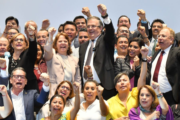 El canciller (centro), tras anunciar su renuncia en conferencia de prensa, ayer.