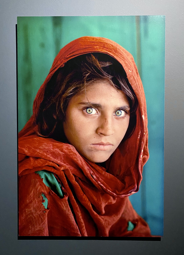 Sharbat Gula, niña afgana,  en Peshawar,  Pakistán, 1984.