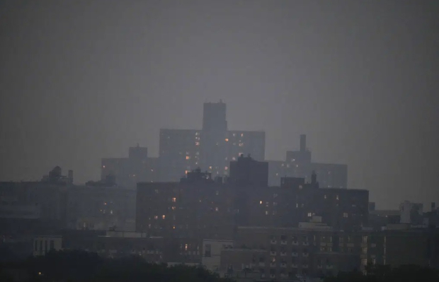 El perfil de la ciudad de Nueva York, visto a través de la niebla, el 6 de junio de 2023, en Nueva York.