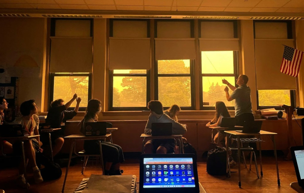 Un grupo de estudiantes de la secundaria Pelham Memorial, ubicada en Nueva York observan el humo por la ventana.