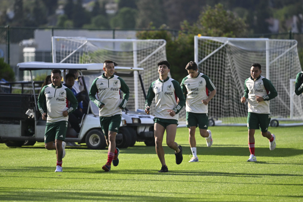 Jugadores de la Selección Mexicana entrenan para el duelo ante Camerún