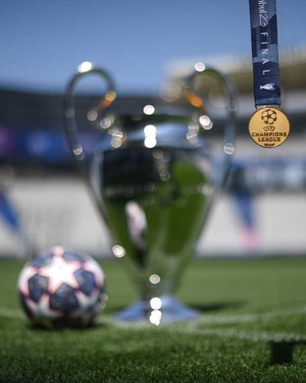 La medalla y el trofeo para los campeones de la Champions League 2023