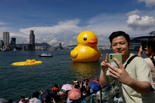 Pato de Hong Kong se desinfló para sorpresa de los turistas.
