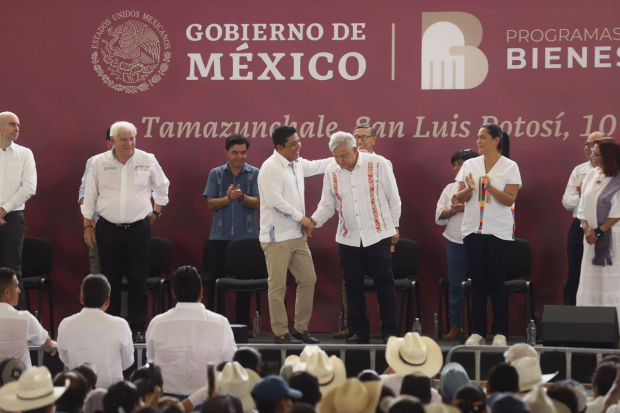 "Por esta igualdad de propósitos usted encontrará aquí aliados siempre, dispuestos a acompañarlo en la transformación de México", dijo el gobernador de San Luis Potosí Ricardo Gallardo Cardona, a AMLO