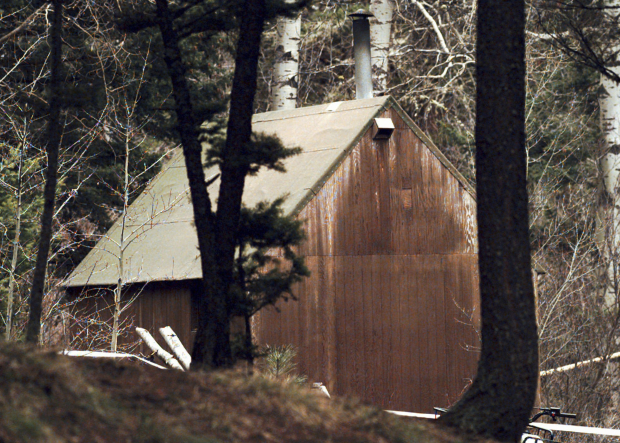 Esta foto de archivo del 6 de abril de 1996 muestra la cabaña de Ted Kaczynski en los bosques de Lincoln, Montana.