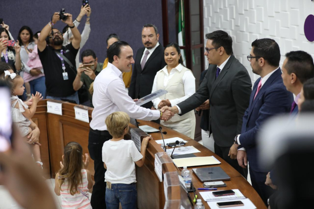 Manolo Jiménez asistió a la entrega del documento acompañado de su familia.