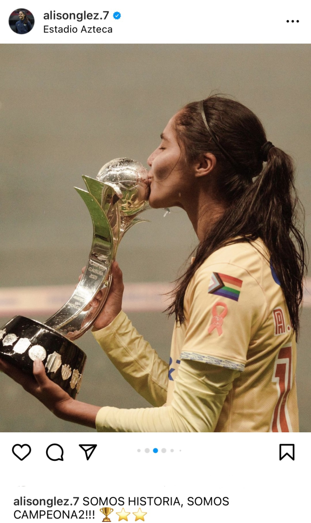 Alison González con trofeo Liga MX Femenil