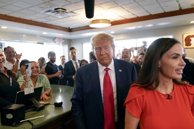 Al salir del tribunal, Trump asistió al restaurante cubano Café Versalles. Ahí saludó, habló y se tomó fotos con algunos de sus simpatizantes, quienes celebraron su cumpleaños, que es este miércoles.