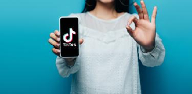 Jóvenes entre 18 y 24 años prefieren informarse en TikTok a través de lo que les cuentan los "influencer" y celebridades.