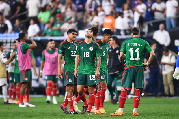 Futbolistas de la Selección Mexicana se lamentan durante el juego contra Estados Unidos en las semifinales de la Nations League.