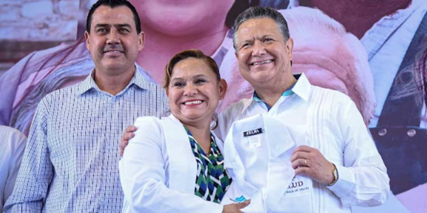 Julio Menchaca Salazar encabezó la entrega de uniformes para personal médico