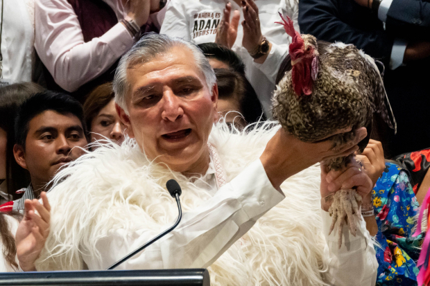 El exsecretario Adán Augusto López posó  con un gallo.