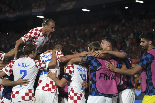 Los jugadores de Croacia celebran el gol de Luka Modric para sellar la victoria 4-2 ante Holanda en las semifinales de la Liga de Naciones.