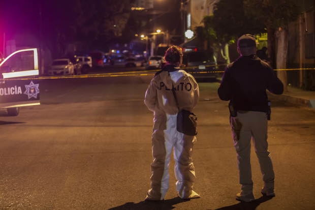Servicios Periciales durante la investigación en la escena de un crimen, en Tijuana, en mayo pasado.