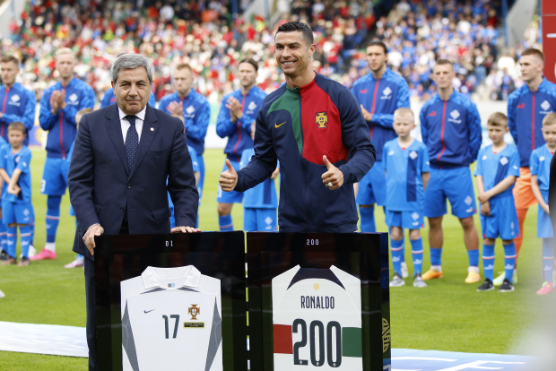 El astro portugués Cristiano Ronaldo es homenajeado previo al partido contra Islandia por las eliminatorias de la Eurocopa
