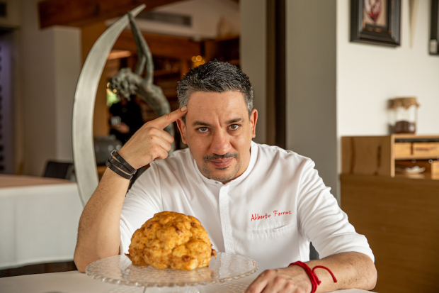 El chef Alberto Ferruz deleitará a los presentes con sus sofisticados platillos.