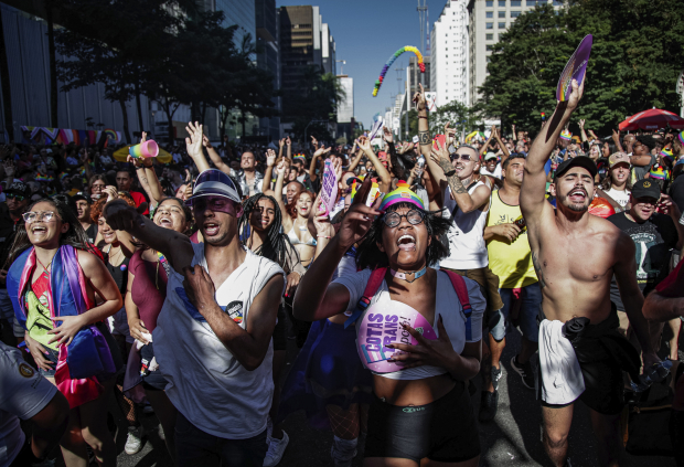 Participantes bailan en el Desfile de Orgullo Gay en Sao Paulo, Brasil, 11 de junio de 2023