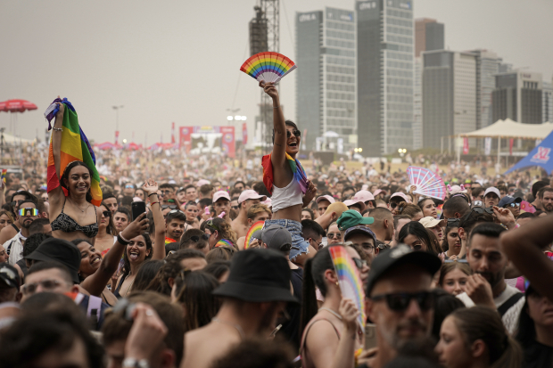 Gente participa en una fiesta del Orgullo durante la Semana del Orgullo anual en Tel Aviv, Israel, 9 de junio de 2023