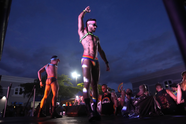 Bailarines actúan en un escenario durante el Festival Stonewall en Wilton Manors, Florida, 17 de junio de 2023