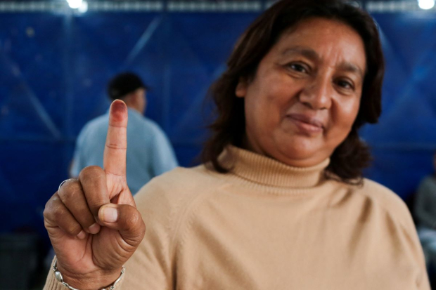 Mujer guatemalteca muestra su voto este domingo, en los comicios para renovar presidencia.