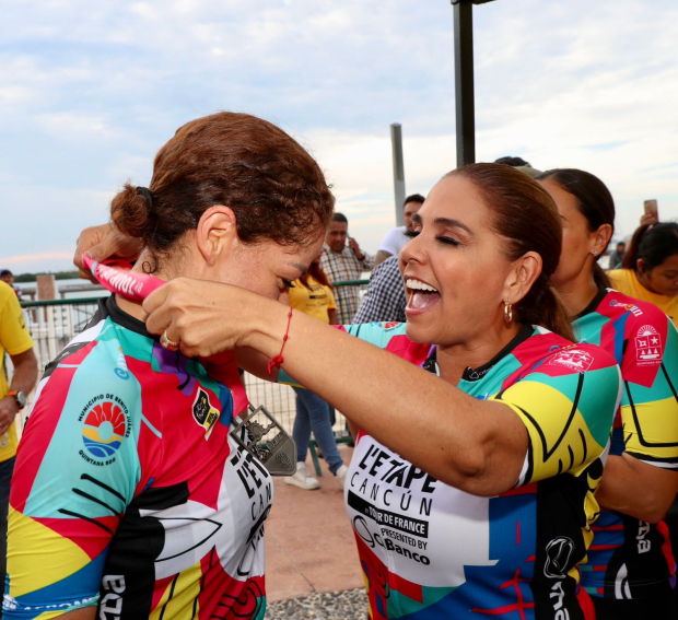 Mara Lezama (der.) destaca que llegada del evento deportivo demuestra crecimiento de turismo en Quintana Roo.