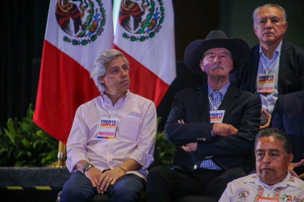 El expresidente Vicente Fox (der.) con el empresario Claudio X. González (izq.) en el evento, ayer.