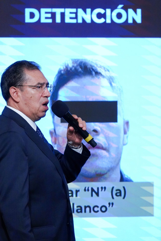 Luis Rodríguez Bucio expone una ficha de detención de un sujeto generador de violencia en el Estado de México, durante la conferencia matutina para la presentación del informe de seguridad.