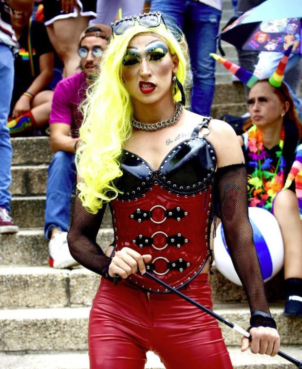Ella es Amanda, la primera conductora drag queen de la televisión mexicana