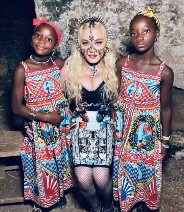 Madonna con sus hijas Estere y Stella Ciccone.