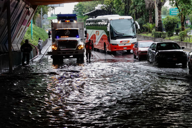 Debido a las intensas lluvias de la ciudad diversas vialidades colapsaron por inundaciones y encharcamientos.