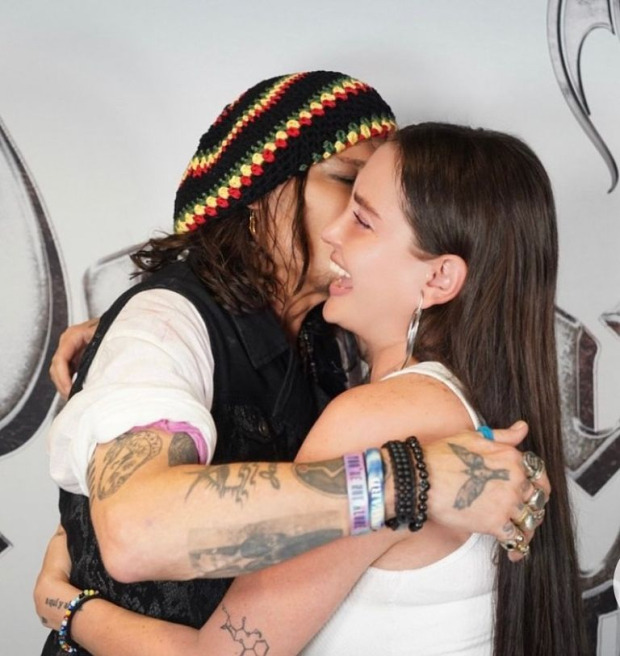 El beso entre Celia Lora y Johnny Depp.
