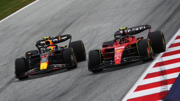 Checo Pérez (Red Bull) compite con Carlos Sainz (Ferrari) en el Gran Premio de Austria de F1
