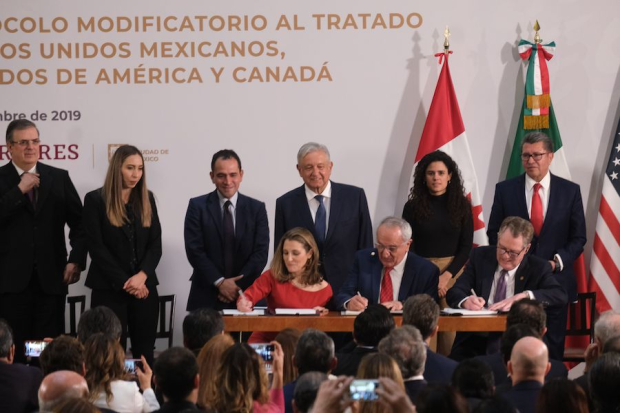 Representantes de México, EU y Canadá, durante la firma del protocolo, en diciembre del 2019.