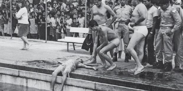 Enrique Metinides, Un joven de quince años muere ahogado en la alberca pública del Parque Calles, 25 de julio de 1966.