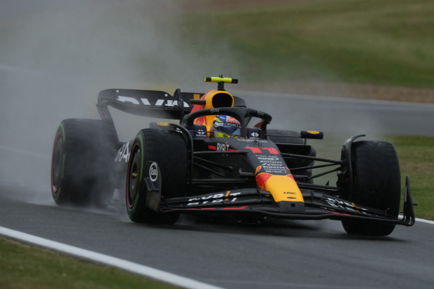 Checo Pérez en la tercera práctica libre del Gran Premio de Gran Bretaña de F1.