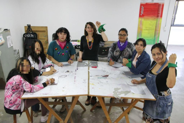 El taller de grabado es accesible para mujeres de todas las edades y niveles de experiencia, fomentando la creación artística y fortaleciendo a las mujeres en todos los aspectos.